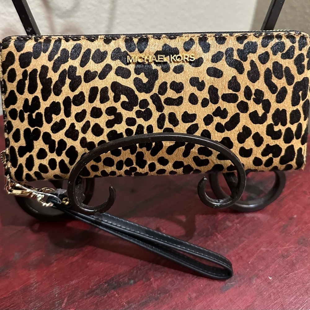 Michael Kors Leopard Print Wristlet Wallet. Nwt and authentic - Picture 1 of 9